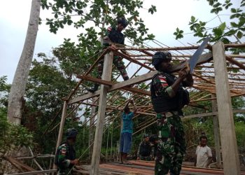 Satgas Yonif 310/KK Bantu Lukas Muweda Bangun Rumah Untuk Orang Tuanya