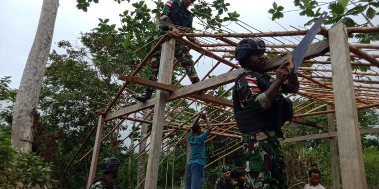 Satgas Yonif 310/KK Bantu Lukas Muweda Bangun Rumah Untuk Orang Tuanya