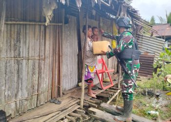 Berbagi Adalah Hal Terbaik Dalam Hidup, Satgas Yonif 310/KK Berikan Puluhan Paket Sembako Di Perbatasan