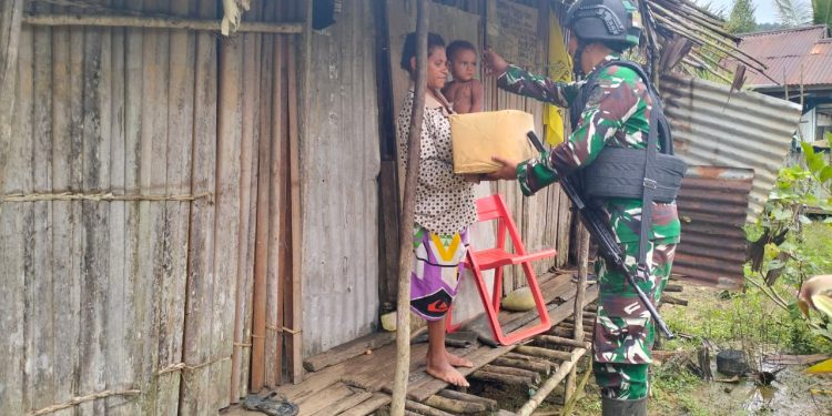 Berbagi Adalah Hal Terbaik Dalam Hidup, Satgas Yonif 310/KK Berikan Puluhan Paket Sembako Di Perbatasan