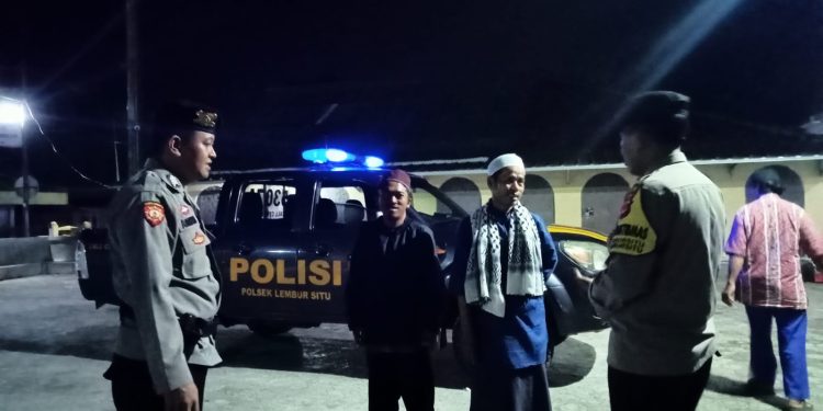 Anggota Polsek Lembursitu Selalu Hadir Dalam Kegiatan Patroli Subuh Di Wilkum Polsek Lembursitu