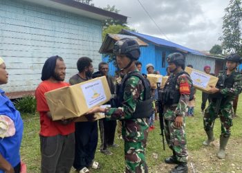 Berikan Manfaat Nyata Kurangi Beban Ekonomi, Satgas Yonif 310 Bagikan Bansos Sembako Di Pedalaman Papua