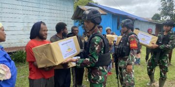 Berikan Manfaat Nyata Kurangi Beban Ekonomi, Satgas Yonif 310 Bagikan Bansos Sembako Di Pedalaman Papua
