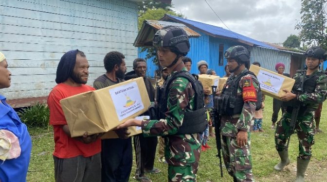 Berikan Manfaat Nyata Kurangi Beban Ekonomi, Satgas Yonif 310 Bagikan Bansos Sembako Di Pedalaman Papua