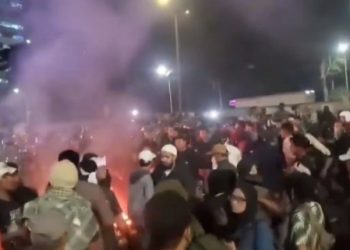 Didepan Gedung DPR Aksi Unjuk Rasa Berujung Ricuh, Masa Berhasil Di Pukul Munder