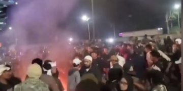 Didepan Gedung DPR Aksi Unjuk Rasa Berujung Ricuh, Masa Berhasil Di Pukul Munder