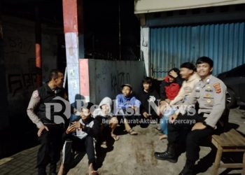 Polsek Lembursitu Selalu Hadir Di Tengah Masyarakat Dalam Kegiatan Patroli Subuh Dengan Memberikan Himbauan Kamtibmas