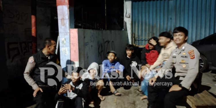 Polsek Lembursitu Selalu Hadir Di Tengah Masyarakat Dalam Kegiatan Patroli Subuh Dengan Memberikan Himbauan Kamtibmas