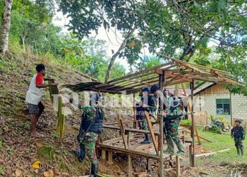 Buatkan Kios Sederhana, Pendekatan Satgas Yonif 310/KK Dicintai Rakyat Dalam Program Binternya