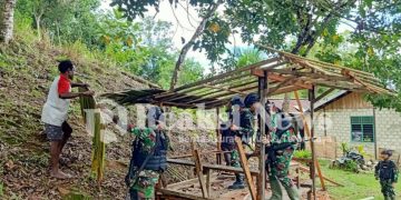 Buatkan Kios Sederhana, Pendekatan Satgas Yonif 310/KK Dicintai Rakyat Dalam Program Binternya