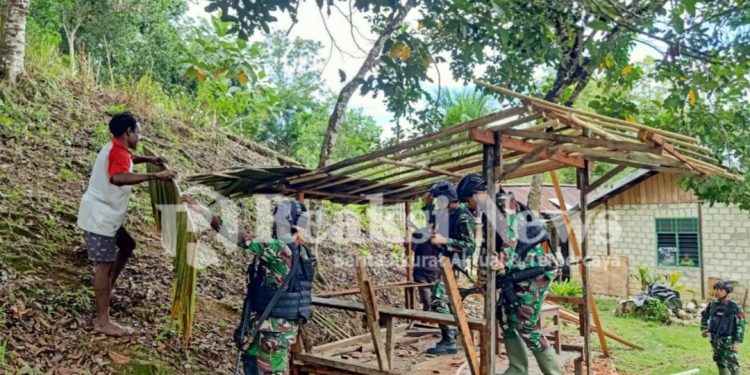 Buatkan Kios Sederhana, Pendekatan Satgas Yonif 310/KK Dicintai Rakyat Dalam Program Binternya