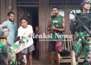 Momentum Ramadhan, Satgas Yonif 310/KK Bagikan Sembako Dan Pakaian