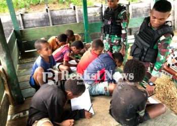 Belajar Sambil Bermain, Cara Satgas Yonif 310/KK Tumbuhkan Minat Belajar Anak Di Perbatasan