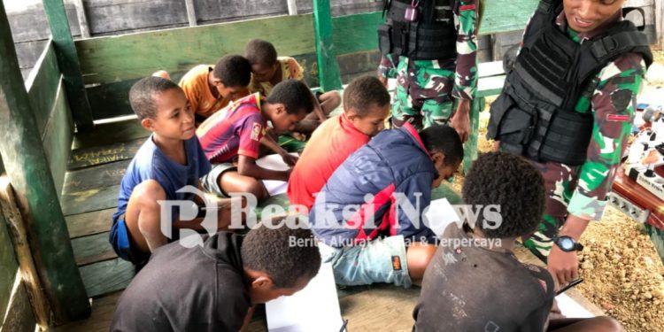 Belajar Sambil Bermain, Cara Satgas Yonif 310/KK Tumbuhkan Minat Belajar Anak Di Perbatasan