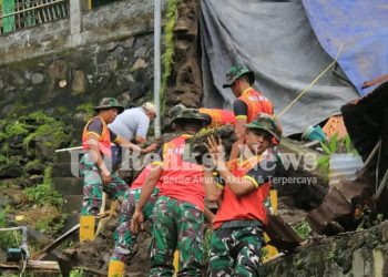 Prajurit Yonmarhanlan VIII Bitung, Bersihkan Material Tanah Longsor dan Material Banjir