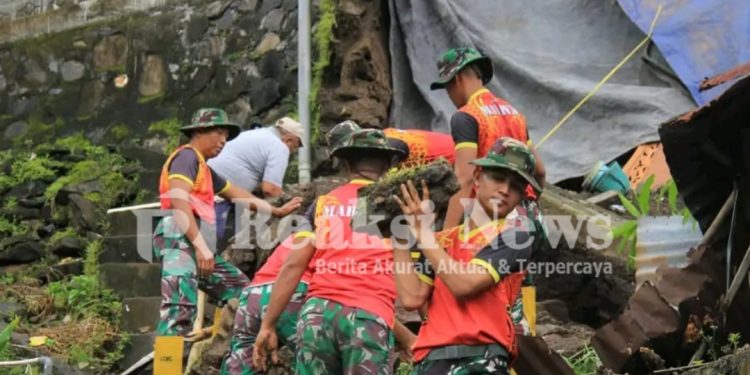 Prajurit Yonmarhanlan VIII Bitung, Bersihkan Material Tanah Longsor dan Material Banjir