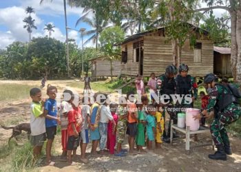 Berikan Kontribusi Positif, Satgas Yonif 310/KK Bagikan Susu dan Biskuit Pada Warga Di Perbatasan