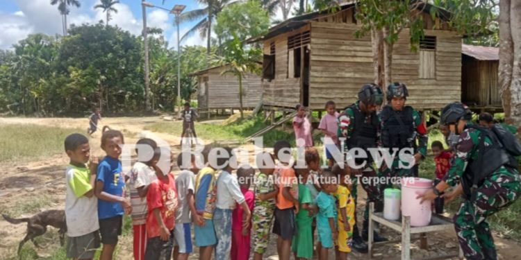 Berikan Kontribusi Positif, Satgas Yonif 310/KK Bagikan Susu dan Biskuit Pada Warga Di Perbatasan