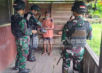 Berbagi Nikmat Di Hari Raya Idul Fitri 1445 H, Satgas Yonif 310/KK Keliling Kampung Bagikan Sembako