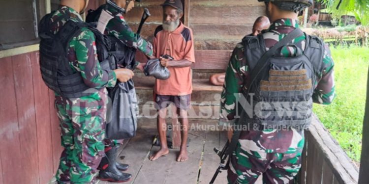 Berbagi Nikmat Di Hari Raya Idul Fitri 1445 H, Satgas Yonif 310/KK Keliling Kampung Bagikan Sembako