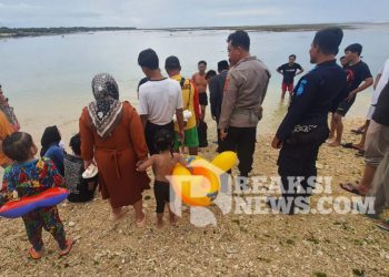 Terpleset Ke Lubang di Pinggir Pantai Cibuaya, Dua Bocah Diselamatkan Petugas Pos Pam