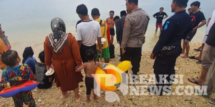 Terpleset Ke Lubang di Pinggir Pantai Cibuaya, Dua Bocah Diselamatkan Petugas Pos Pam