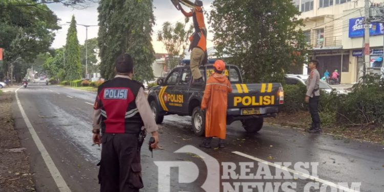 Unit Patroli 07A Polsek Lembursitu Bersama BPBD Amankan Pohon Tumbang