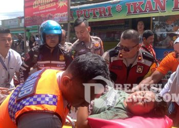 Petugas Pos PAM Polres Sukabumi Evakuasi Bumil Dari Mobil Pick Up Ke Ambulance Menuju RS