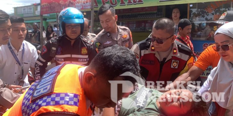 Petugas Pos PAM Polres Sukabumi Evakuasi Bumil Dari Mobil Pick Up Ke Ambulance Menuju RS