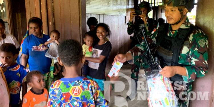 Jamin Kesehatan Ibu Dan Anak Di Perbatasan, Satgas Yonif 310/KK Gelar Posyandu