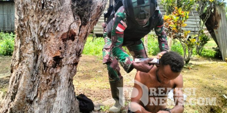 Satgas Yonif 310/KK Keliling Kampung Berikan Layanan Cukur Gratis Untuk Warga Perbatasan
