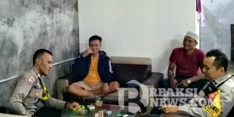 Personil Anggota Polsek Lembursitu Melaksanakan Giat Silaturahmi Terhadap Warga Masyarakat Wilayah Kelurahan Sindangsari
