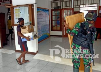 Satgas Yonif 310/KK Gotong Royong Bersihkan Dan Tata Puskesmas Web Demi Kenyamanan Warga