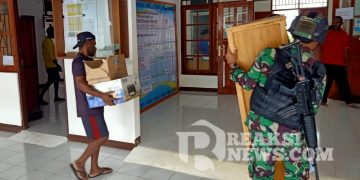 Satgas Yonif 310/KK Gotong Royong Bersihkan Dan Tata Puskesmas Web Demi Kenyamanan Warga