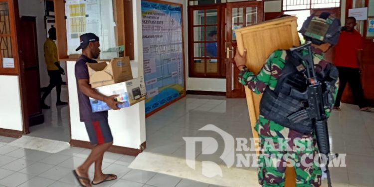 Satgas Yonif 310/KK Gotong Royong Bersihkan Dan Tata Puskesmas Web Demi Kenyamanan Warga