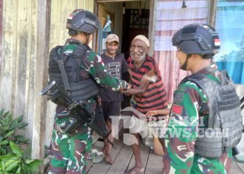 Kondisinya Memprihatinkan, Satgas Yonif 310/KK Bantu Bersihkan Rumah Seorang Kakek