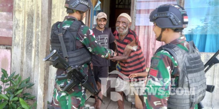 Kondisinya Memprihatinkan, Satgas Yonif 310/KK Bantu Bersihkan Rumah Seorang Kakek