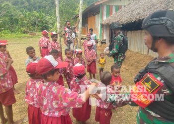 Tanamkan Kebersihan Sejak Dini, Satgas Yonif 310/KK Bersama Siswa SD Bersihkan Lingkungan Sekolah