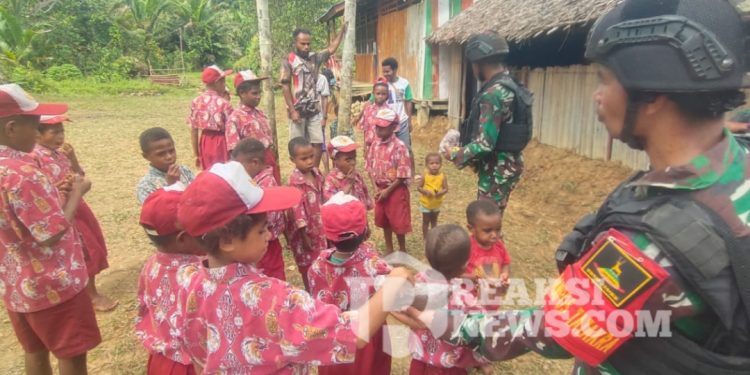 Tanamkan Kebersihan Sejak Dini, Satgas Yonif 310/KK Bersama Siswa SD Bersihkan Lingkungan Sekolah