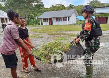 Edukasi Indonesia Bersih Dalam Peringati Hari Kartini, Satgas Yonif 310/KK Ajak Pelajar Bersihkan Lingkungan Sekolah