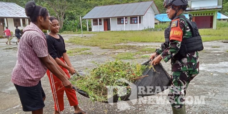 Edukasi Indonesia Bersih Dalam Peringati Hari Kartini, Satgas Yonif 310/KK Ajak Pelajar Bersihkan Lingkungan Sekolah