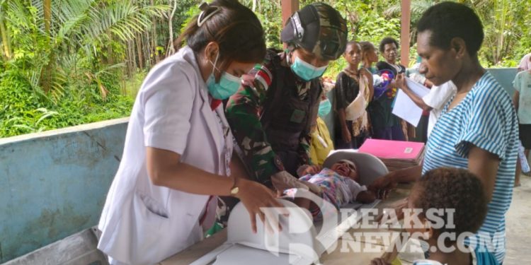 Satgas Yonif 310/KK Gandeng Puskesmas Web Gelar Posyandu Di Perbatasan