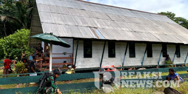 Keren ! Kemanunggal TNI-Rakyat Bersihkan Gereja Di Pedalaman Papua