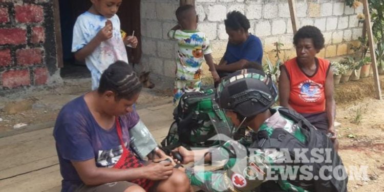Pelayanan Kesehatan Masyarakat Perbatasan Terus Ditingkatkan, Satgas Yonif 310/KK Gelar Pengobatan Gratis