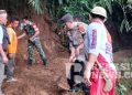 Kolaborasi TNI-Polri dan Masyarakat Parakansalak Sukabumi Lakukan Aksi Bersih-Bersih Saluran Irigasi