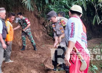 Kolaborasi TNI-Polri dan Masyarakat Parakansalak Sukabumi Lakukan Aksi Bersih-Bersih Saluran Irigasi