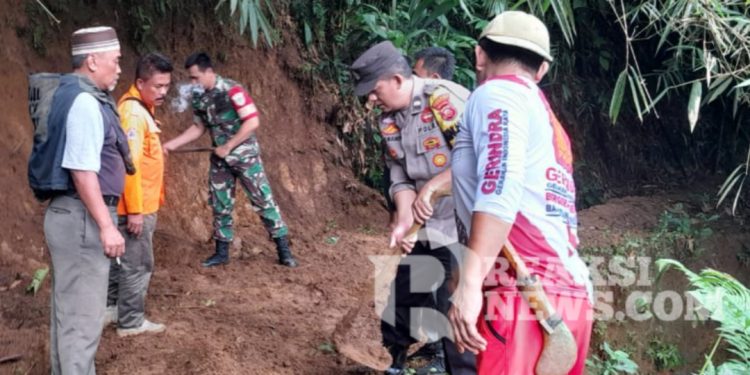 Kolaborasi TNI-Polri dan Masyarakat Parakansalak Sukabumi Lakukan Aksi Bersih-Bersih Saluran Irigasi