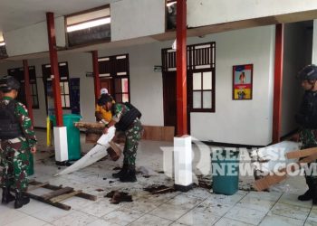Jaga Dan Rawat Sarana Publik, Satgas Yonif 310/KK Ajak Warga Bersihkan Puskesmas