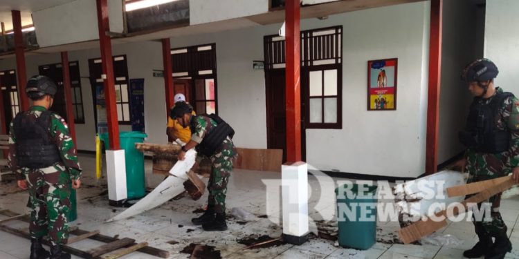 Jaga Dan Rawat Sarana Publik, Satgas Yonif 310/KK Ajak Warga Bersihkan Puskesmas