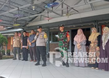 Polisi Edukasi Siswa SMPN 1 Nyalindung Tentang Disiplin dan Keselamatan Berlalu Lintas